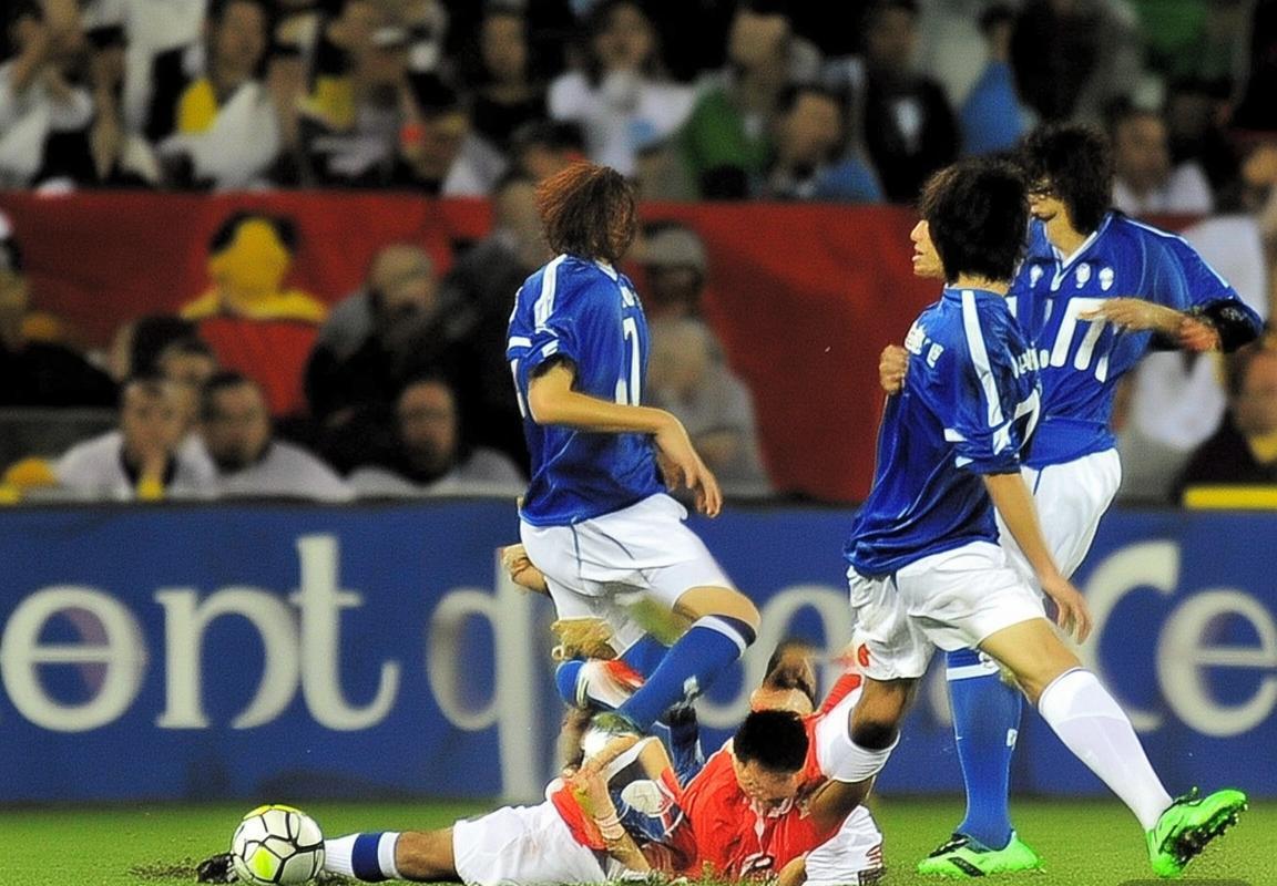 斯蒂芬·库里左大腿挫伤缺阵一周，勇士季后赛排名迎挑战，科尔战术策略与阵容调整成关键